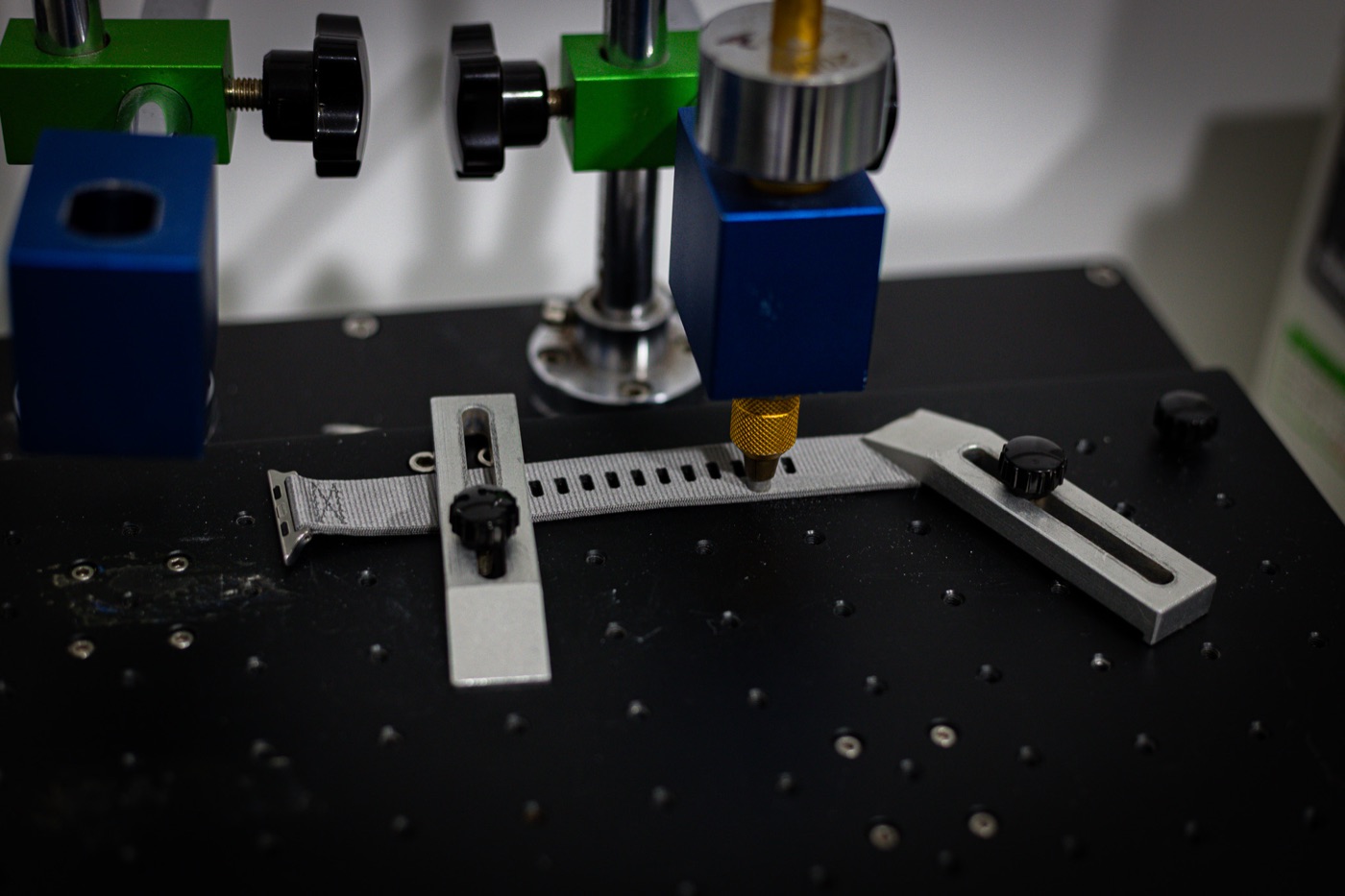 A Lattice strap fixed on an abrasion bench under a loaded head.